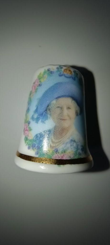 vingerhoedje 100e verjaardag van de Queen Mother, Verzamelen, Vingerhoedjes, Zo goed als nieuw, Porselein, Verzenden