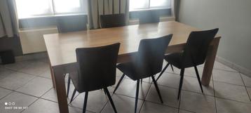 Tafel en 6 lederen stoelen  beschikbaar voor biedingen