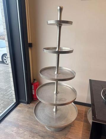Grote metalen etagère beschikbaar voor biedingen