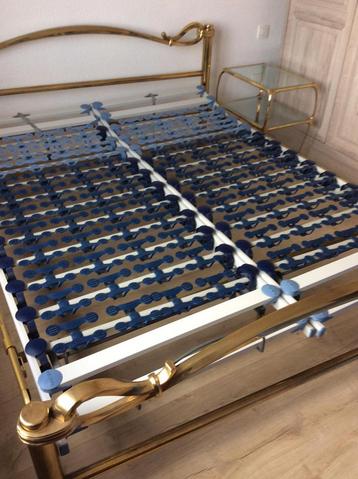Mooie italiaanse bed samen met nachtkastjes beschikbaar voor biedingen