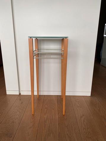 Hoog retro tafeltje beschikbaar voor biedingen