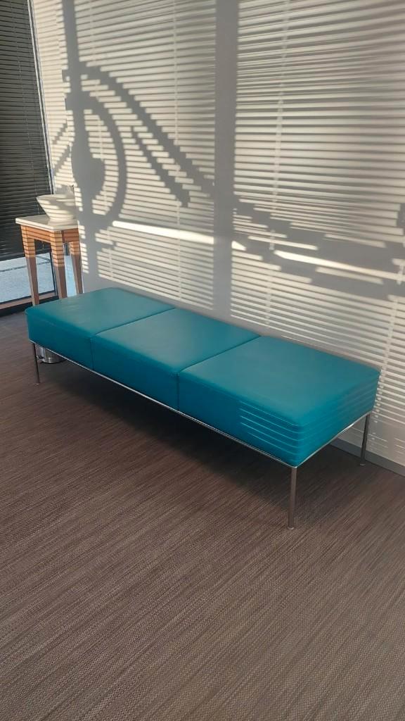 Turquoise design zetel / wachtruimtebank – in goede staat, Articles professionnels, Articles professionnels Autre, Enlèvement