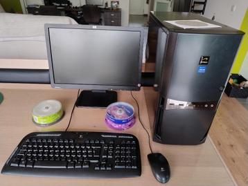 Desktop opstelling keyboard muis scherm beschikbaar voor biedingen