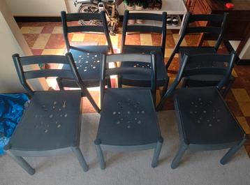 6 houten stoelen beschikbaar voor biedingen