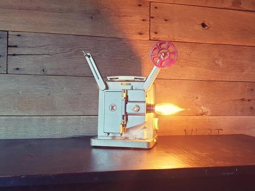 Vintage mini 8mm filmprojector omgebouwd tot sfeerlamp, Huis en Inrichting, Lampen | Tafellampen, Zo goed als nieuw, Minder dan 50 cm