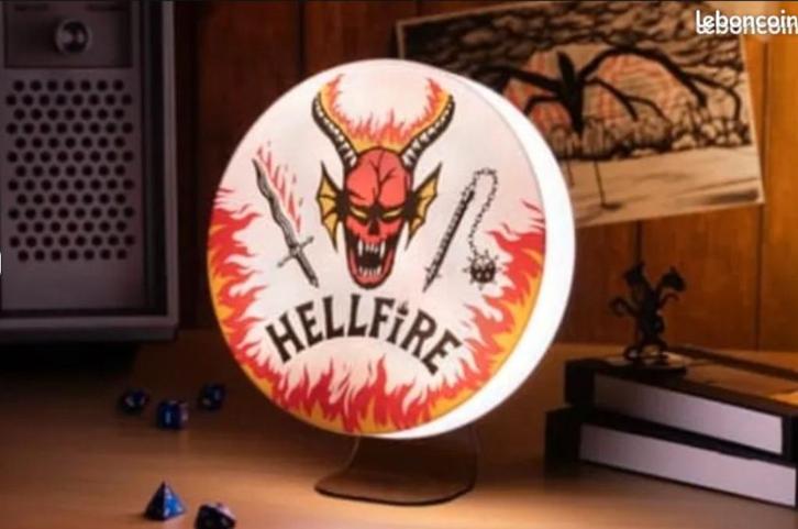 Nachtlampje met Hellfire Stranger Things Club-logo van 20 cm, Verzamelen, Beelden en Beeldjes, Nieuw, Fantasy, Ophalen of Verzenden