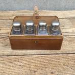 Lederen etui/reisset met 4 parfumflesjes, Antiek en Kunst, Ophalen of Verzenden