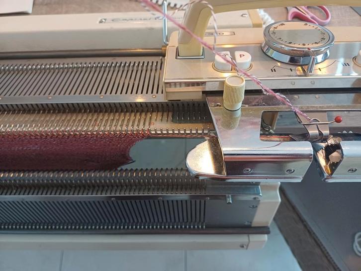 Breimachine in zeer goede staat resent nog op gebreid, Hobby & Loisirs créatifs, Tricot & Crochet, Enlèvement