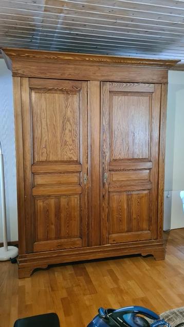Antieken pitch pine kast beschikbaar voor biedingen