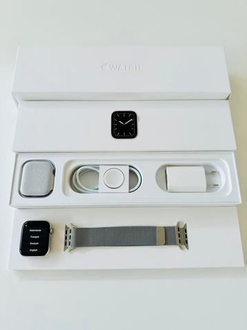 Apple Watch série 5 acier inoxydable 44mm beschikbaar voor biedingen