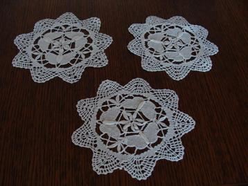 divers napperons crochet, vintage beschikbaar voor biedingen