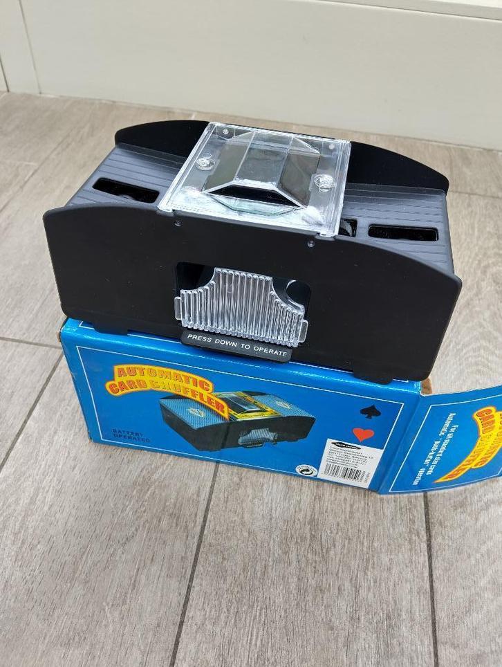 Kaarten schudmachine, Hobby en Vrije tijd, Gezelschapsspellen | Bordspellen, Zo goed als nieuw, Ophalen of Verzenden