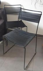 3 chaises "Spaghetti" ("Scoubidou") noires, Enlèvement