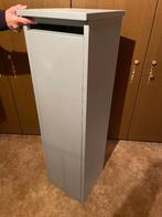 Nieuwe metalen brievenbus ALBO in licht grijze kleur., Tuin en Terras, Ophalen, Nieuw, IJzer, Staande brievenbus