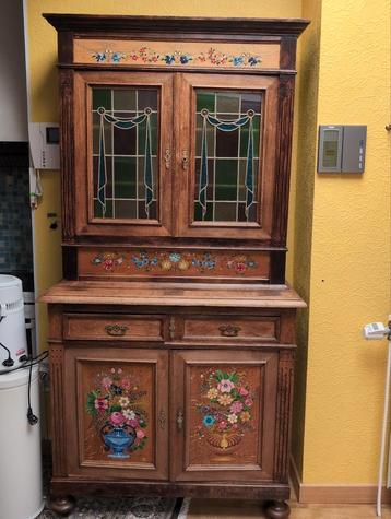 Très joli meuble de type vaisselier. Avec vitraux.  beschikbaar voor biedingen