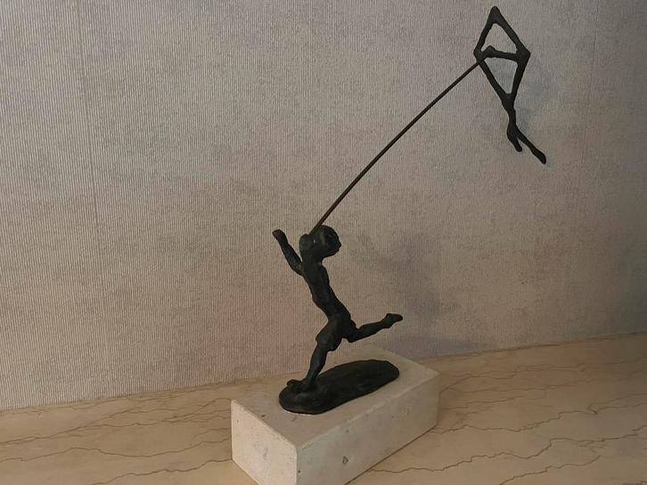 Mooi bronzen beeldje op sokkel (vliegenieren), Huis en Inrichting, Stoffering | Behang, Ophalen