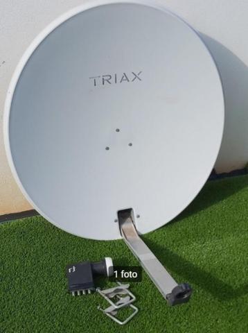 Satelliet schotel TRIAX 80 cm + quattro LNB & beugels