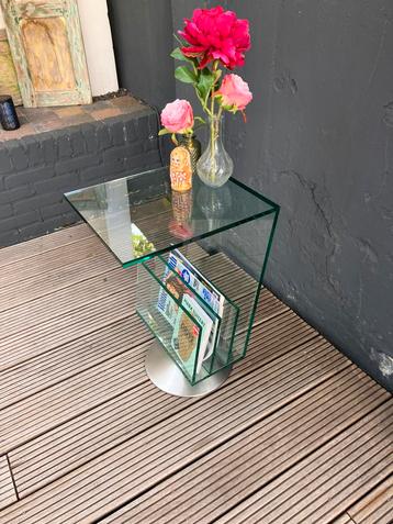 Vintage Glazen lectuurtafel / bijzettafel beschikbaar voor biedingen