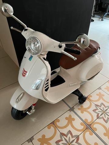 Elektrische Vespa Scooter wit beschikbaar voor biedingen