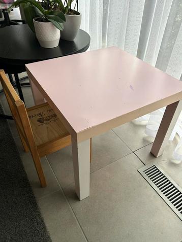 Kindertafel met stoel beschikbaar voor biedingen
