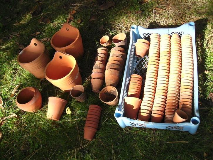 bloempotten - ambachtelijk en machinaal, Tuin en Terras, Bloempotten, Zo goed als nieuw, Terracotta, Binnen, Balkon, Tuin, Rond