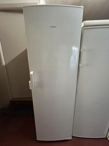 3 hoge frigo’s met garantie af te halen  beschikbaar voor biedingen