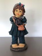 Beeld meisje met beertje op de rug In heel harde kunsstof, Ophalen of Verzenden