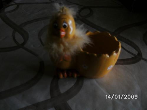Een geel Paaskuiken met mandje voor ei in te leggen, Diversen, Pasen, Nieuw, Ophalen of Verzenden