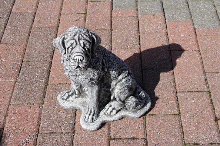 Zittende hond in gepatineerde steen, Tuin en Terras, Tuinbeelden, Nieuw, Dierenbeeld, Steen, Ophalen