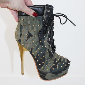 Prachtige Jumex Enkellaarsjes Met Studs s15 (Maat 36) € 25,- beschikbaar voor biedingen