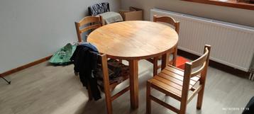 Eettafel met 4 stoelen  beschikbaar voor biedingen