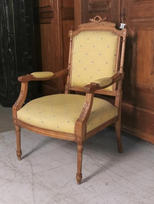bezoeker Verwarren Schandelijk ② Stevige antieke Louis Treize fauteuil zetel met mooi stof — Fauteuils —  2dehands