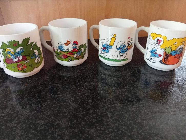 4 tasses Schtroumpfs (Pub. Benedictin)., Collections, Schtroumpfs, Neuf, Maison ou Attribut, Différents Schtroumpfs, Enlèvement ou Envoi