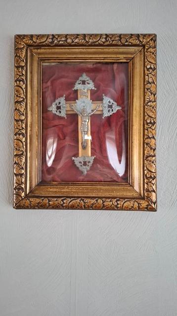 vintage kruisbeelden beschikbaar voor biedingen
