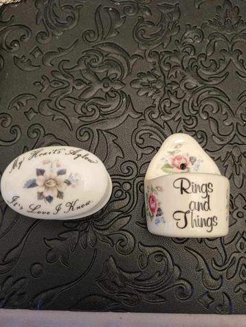 Antiek pillendoosje en muurhangertje voor ringen in porselei beschikbaar voor biedingen