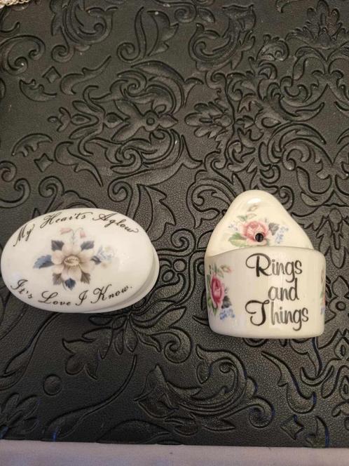 Antiek pillendoosje en muurhangertje voor ringen in porselei, Antiek en Kunst, Antiek | Porselein, Ophalen of Verzenden