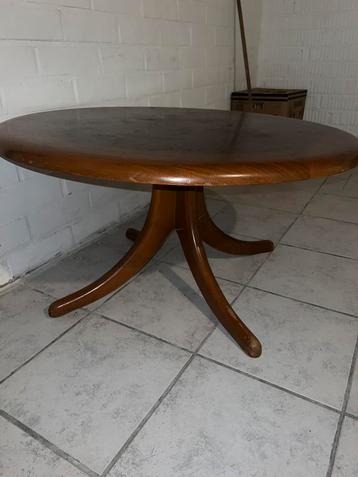 Bruine tafel beschikbaar voor biedingen
