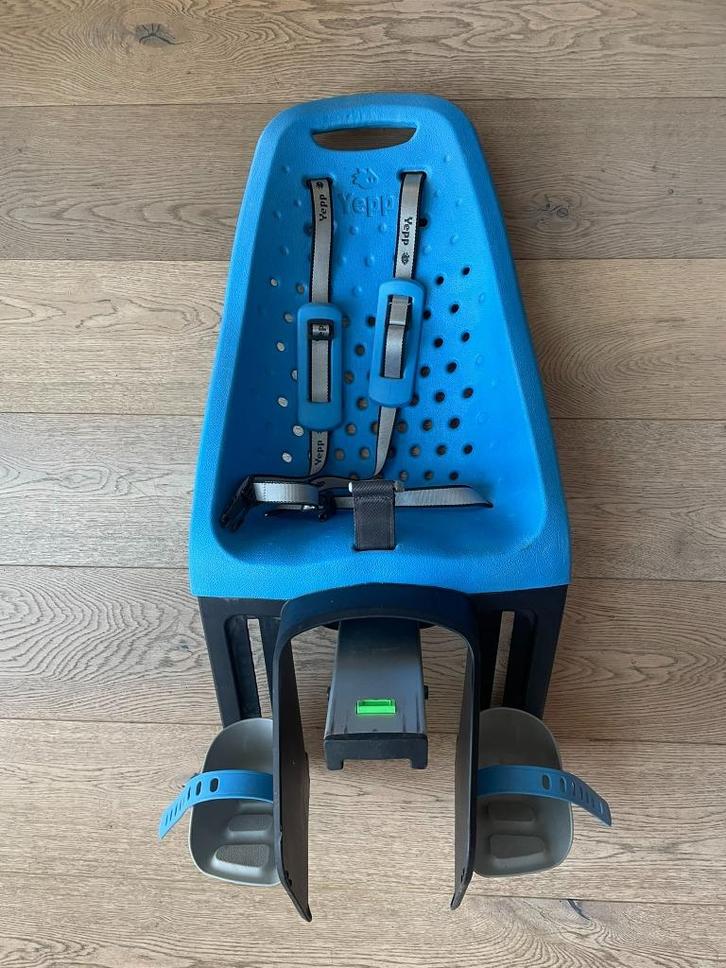 Yepp fietsstoel blauw, Fietsen en Brommers, Fietsaccessoires | Fietsstoeltjes, Gebruikt, Achterzitje, 15 t/m 25 kg, Voetsteuntjes