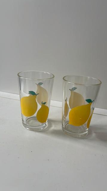 2 drinkglazen met citroenen beschikbaar voor biedingen