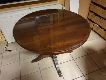 Ronde design tafel in donkerrood hout met glas beschikbaar voor biedingen