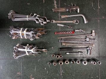 allerhande sleutels platte-ring en schroevendraaiers beschikbaar voor biedingen