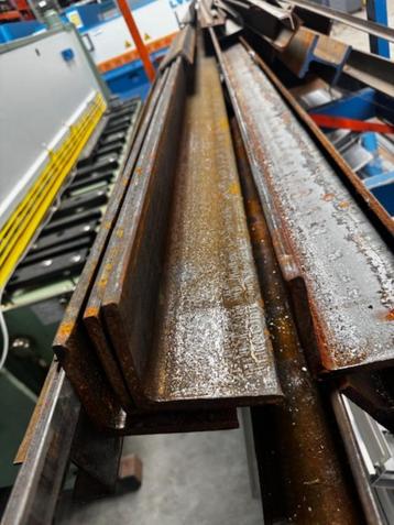 HOEKIJZER ( 6 STUKS ) beschikbaar voor biedingen