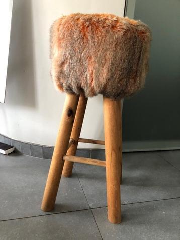 Barkruk hout en nep pels beschikbaar voor biedingen