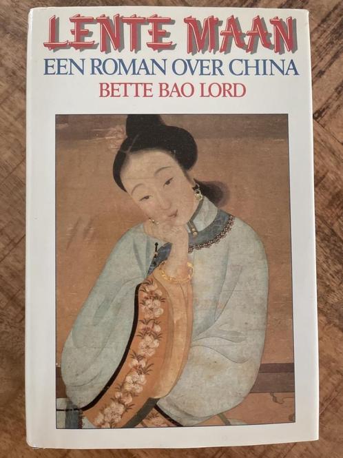 Lente Maan Bette Bao Lord 396 blz, Boeken, Romans, Zo goed als nieuw, Ophalen of Verzenden