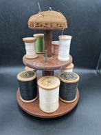 Antieke klosjes houder spelden kussen met garens, Ophalen of Verzenden