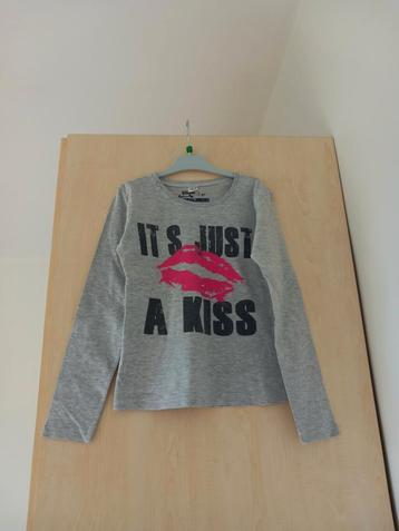 Lichtgrijze longsleeve met opdruk 134/140 als nieuw beschikbaar voor biedingen