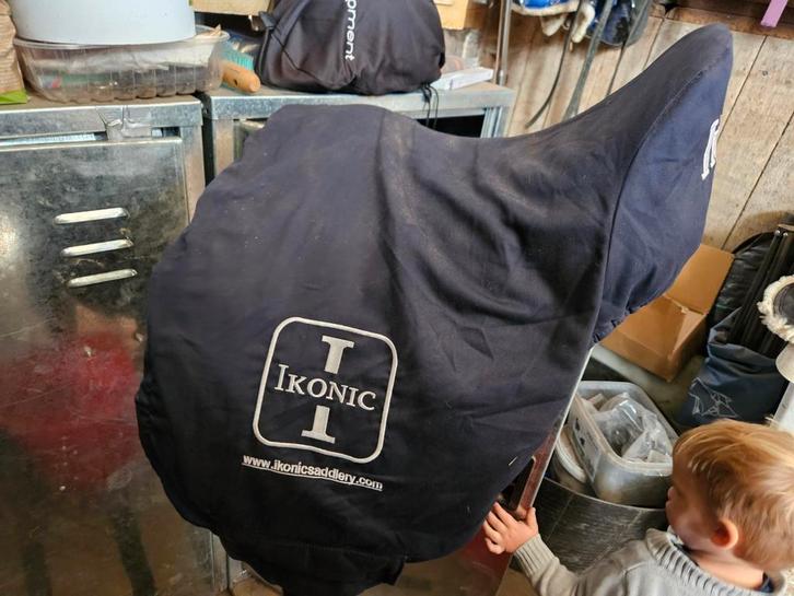 Ikonic light dressuurzadel 16,5 inch. Nieuwstaat!, Dieren en Toebehoren, Paarden en Pony's | Zadels, Nieuw, Dressuur, Ophalen