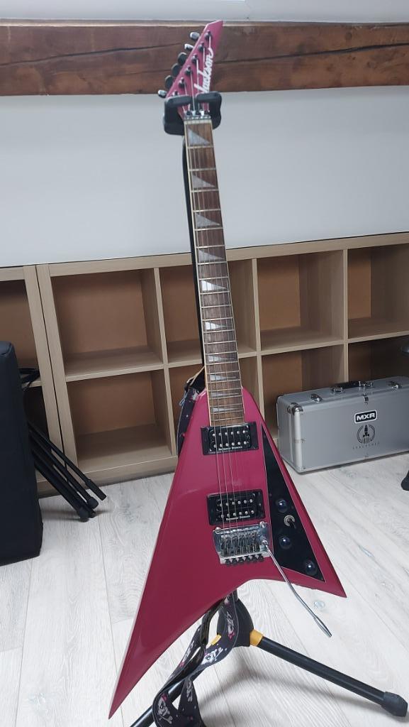 Daytone L.M.H co Jackson JS32 Rhoads Pink (1987), Muziek en Instrumenten, Snaarinstrumenten | Gitaren | Elektrisch, Gebruikt, Solid body