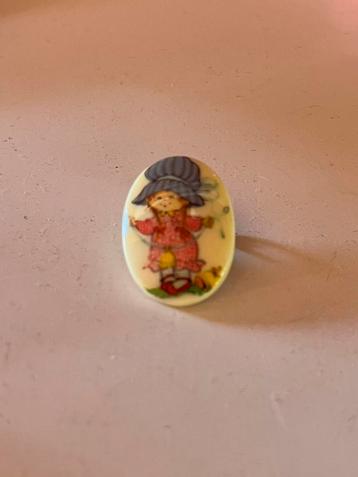 Kleine broche Holly Hobbie Met intacte speld beschikbaar voor biedingen