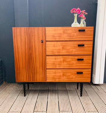 Prachtig vintage strak dressoir / klepkastje teak beschikbaar voor biedingen